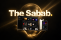 The Sabab, aperçu du programme sur ordinateur et téléphones dans un univers noir et doré